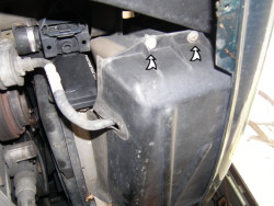 (Image: Right condenser cover fasteners)