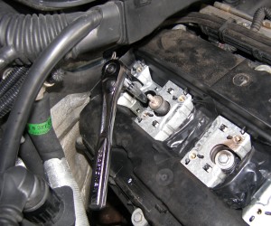 (Image: Closeup of clearance when removing plug in cylinder 6)