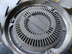(Image: Old fan clutch showing oily dirt indicating failure)