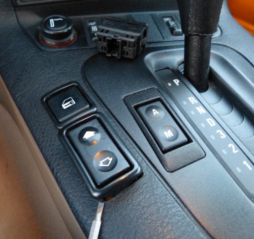 (Image: Access to the A/M switch through the driver side window switch)