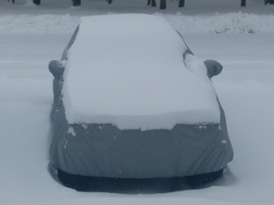 (Image: The E36 in snow protected from the weather with its car cover)