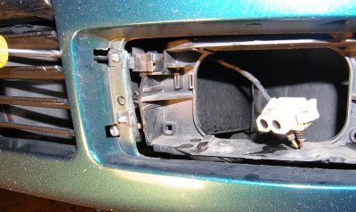 (Image: Using screwdriver to release fog light assembly)