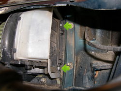 (Image: Location of left side airbox retaining clips)