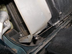(Image: Closeup of right side outside air door crosstie cable connection)