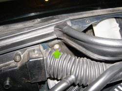 (Image: Location of upper right side cowl fastener)