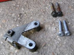 (Image: Comparison between the old hex and new torx bolts)
