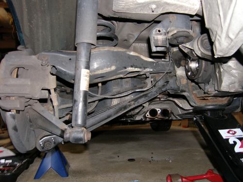 (Image: State of the rear suspension at the end of the first day of the overhaul process)