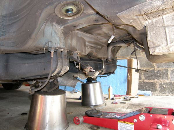 (Image: State of the rear suspension at the end of the second day of the overhaul process)