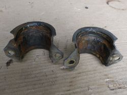 (Image: Closeup of inside of rusted swaybar clamps)