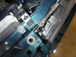 (Image: Accessing the driver side inner adjuster from top with ratchet)