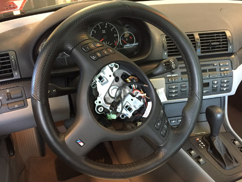 (Image: Closeup of steering wheel with airbag removed)
