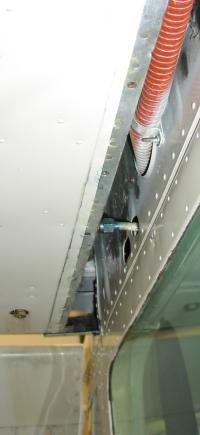 (Image: Right side fuel tank fitting)