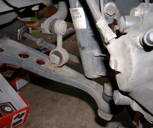 (Image: Closeup of front right stabilizer (sway) bar link)