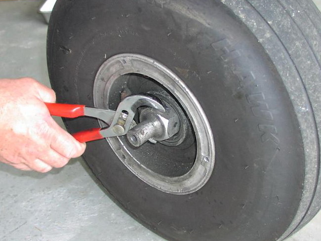 (Image: Removing the main landing gear wheel retainer nut)