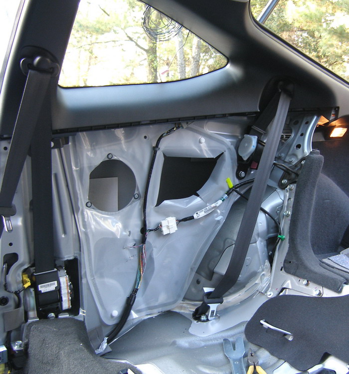 (Image: Lower right rear panel removed)