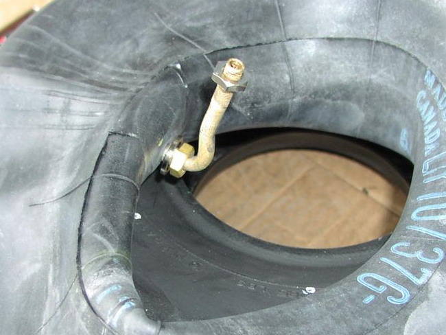(Image: Nose wheel tube with TR-67 right-angled valve)