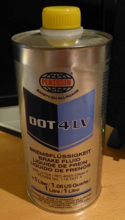 (Image: 1 liter can of Pentosin DOT4 LV brake fluid)