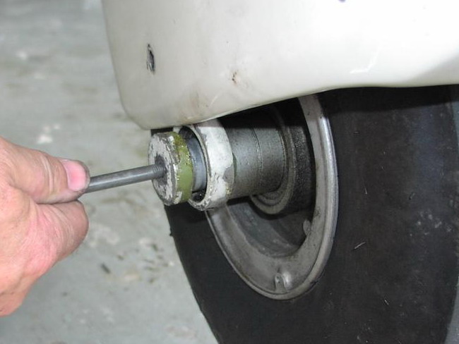 (Image: Removing nose wheel center bolt)