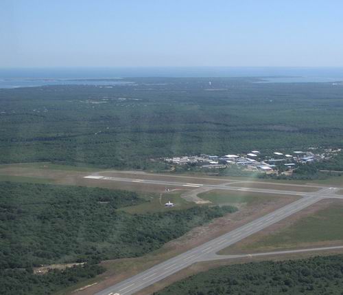 (Image: Right downwind runway 24, MVY)