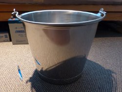 (Image: 304 Stainless bucket exterior)