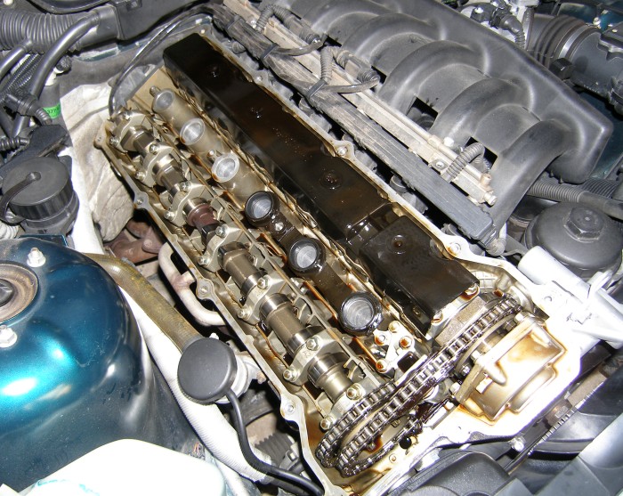 (Image: M52 valve train exposed)