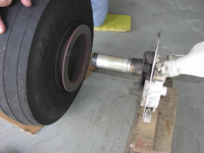 (Image: Wheel removed from landing gear shaft)