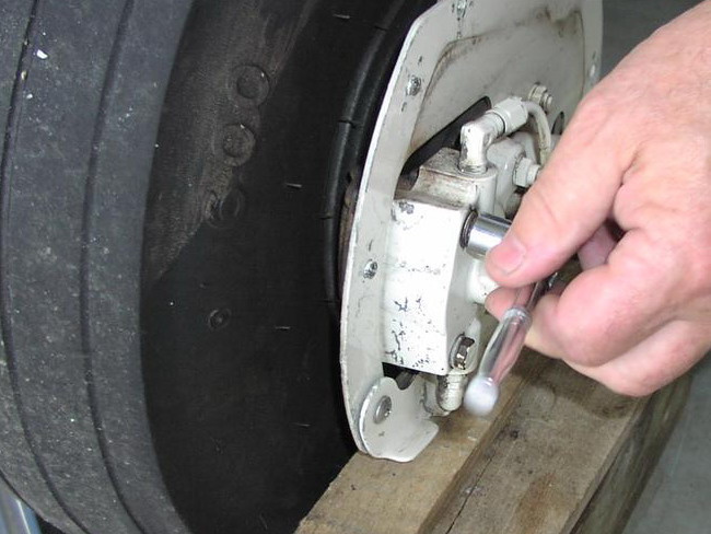 (Image: Removing the main landing gear cotter pin)