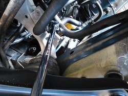 (Image: Using swivel ratchet to tighten top engine mount, perspective from below)