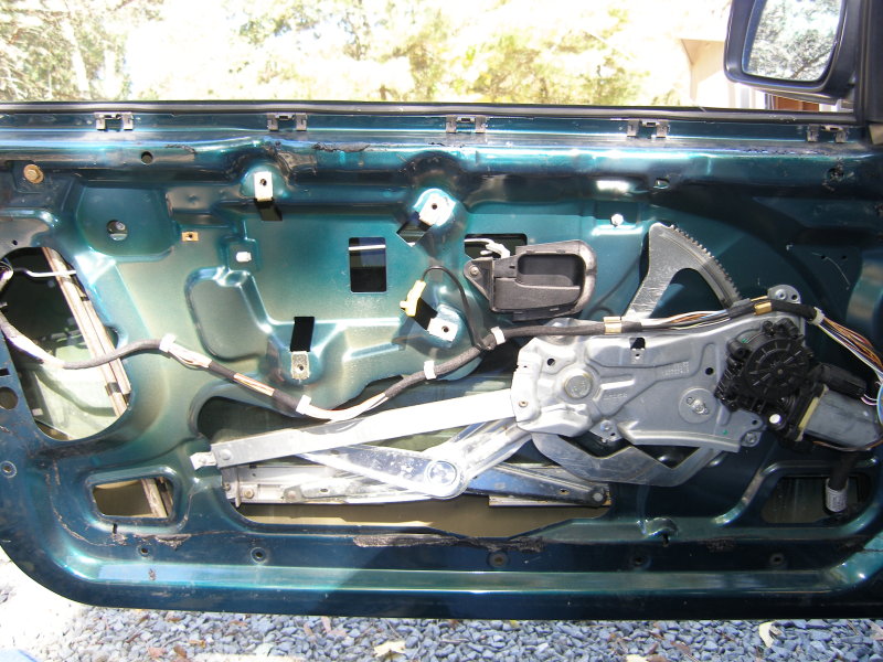 (Image: Window Regulator Exposed)