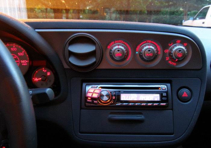 (Image: Headunit installed with AMBER illumination)