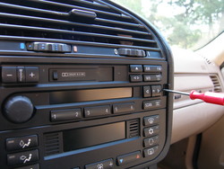 (Image: Removing the radio using the special BMW tool)